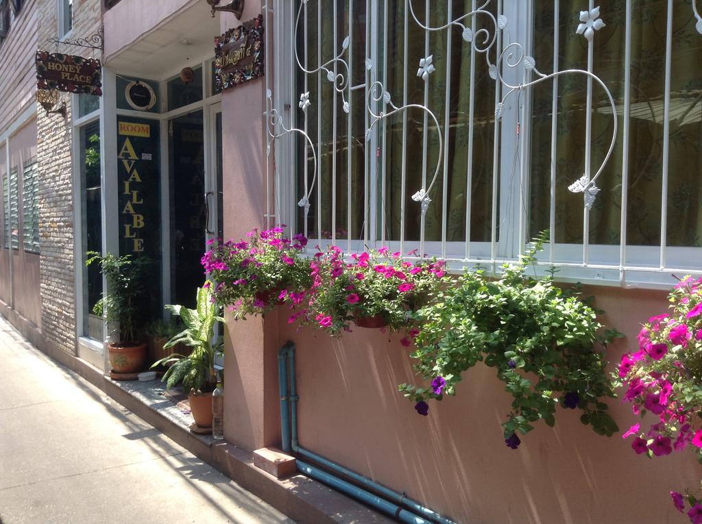 Ricos Honey Place Guesthouse Бангкок Экстерьер фото