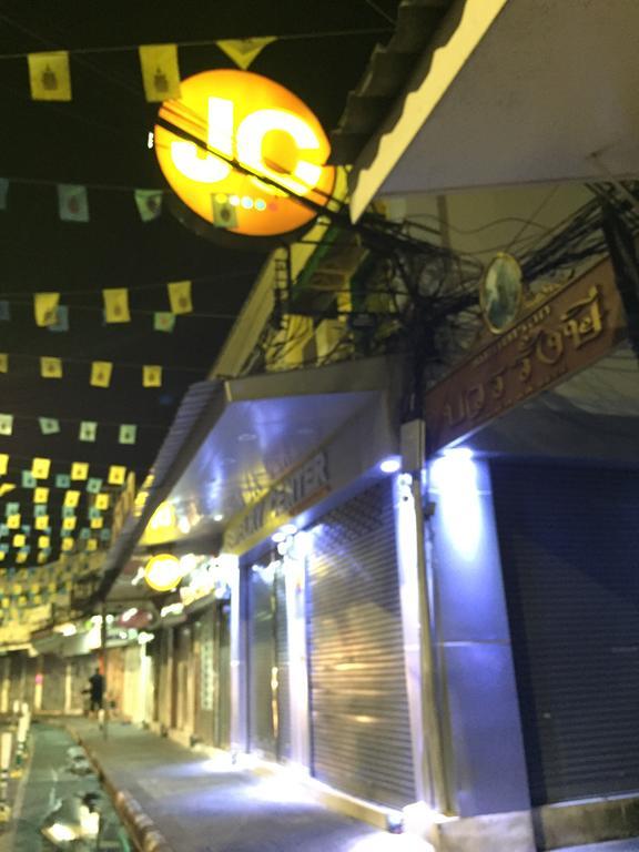 Ricos Honey Place Guesthouse Бангкок Экстерьер фото